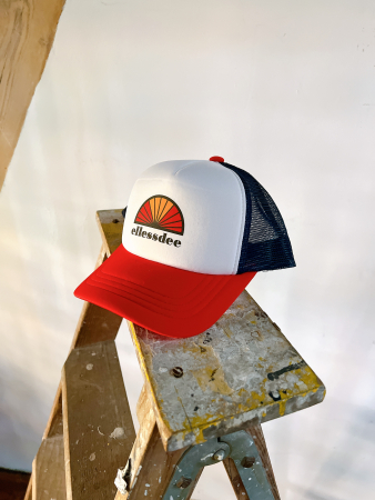 Preview: Der Kolt Klassiker – kleiner Albert Hoffmann-Print auf einem Trucker Cap in weiß rot blau mit schwarzem Schriftzug